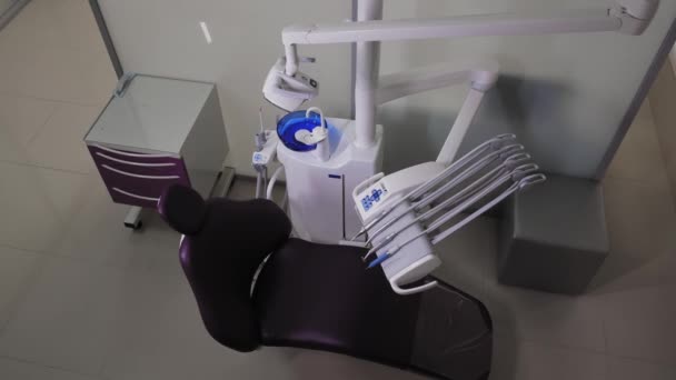 Lugar de trabajo del dentista con la unidad dental y la vista superior de la silla — Vídeos de Stock