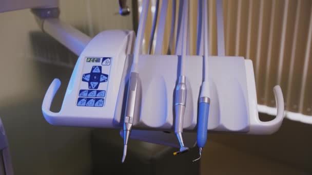 牙医与牙科诊所和牙椅的工作场所，特写镜头 — 图库视频影像