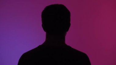 Genç bir dansçı dans stüdyosuna gider. Ağır çekim. Modern dans. Bir Dans Savaşı reklamı..