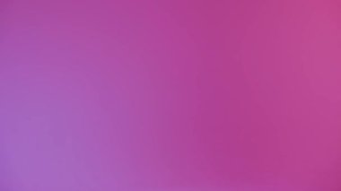 Jumperlı Genç Adam Stüdyoda Çağdaş Dans Ediyor. Breakdance. Dans okulu posteri. Uzayı kopyala Savaş yarışması duyurusu. Pembe ve Mavi Arkaplan.