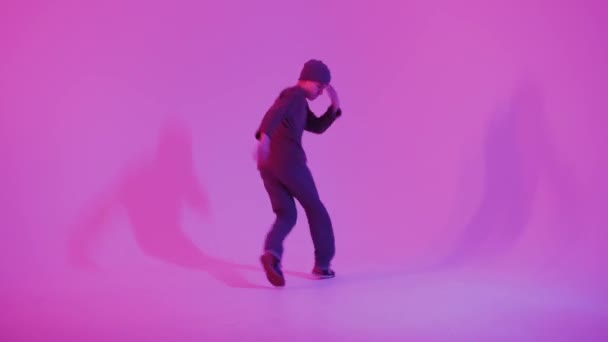 Young Man in a Jumper Dancing Contemporary Dance in Studio. Bailando Breakdance. Cartel de la escuela de baile. Copiar espacio. Anuncio de competencia de batalla. Fondo rosa y azul. — Vídeos de Stock