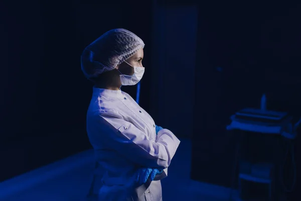 Retrato de una joven doctora en máscara médica — Foto de Stock