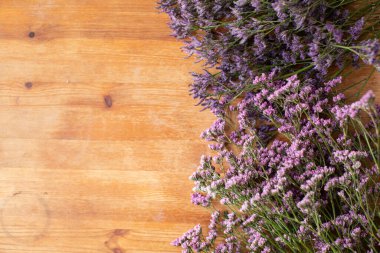 Güzel bir buket çiçek. Çiçekçinin işi bu. Çiçek teslimatı