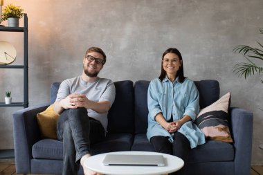 Kameraya bakan mutlu genç çift. Erkek ve Kadın Mutludur.