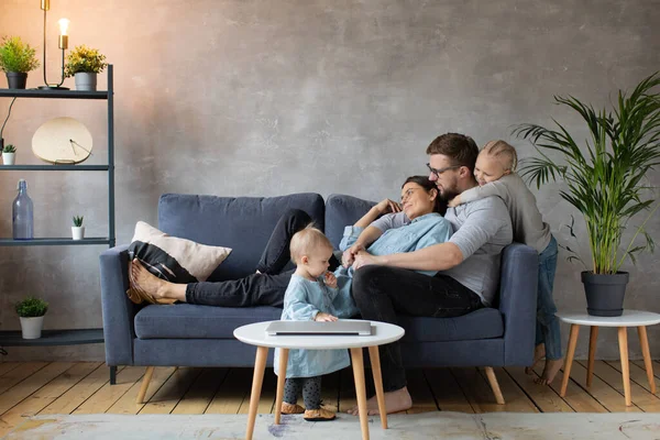 Jovem família brincando juntos no sofá. família feliz. conforto em casa . — Fotografia de Stock