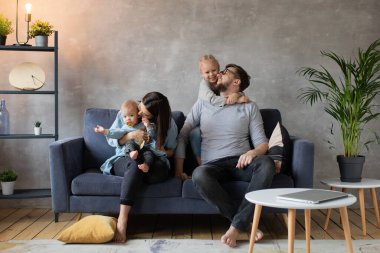 Genç Aile Koltukta Birlikte Oynuyor. Mutlu bir aile. ev konforu.