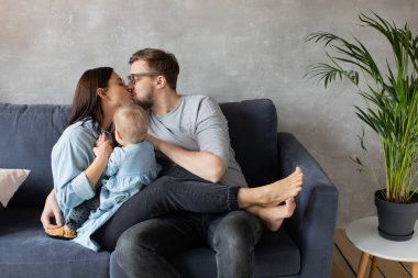 Genç Aile Koltukta Birlikte Oynuyor. Mutlu bir aile. ev konforu.