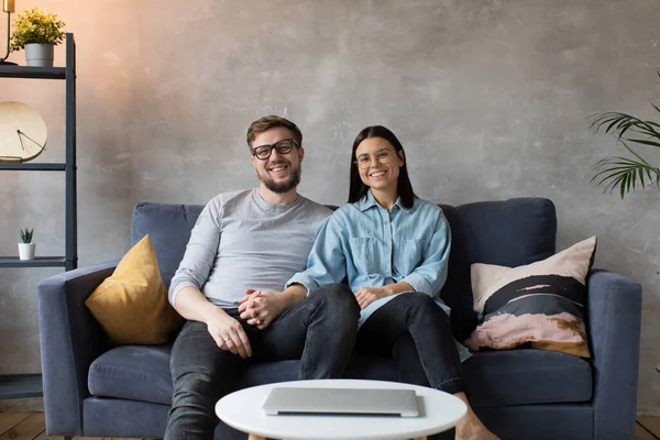 Pareja joven y feliz mirando la cámara. Hombre y mujer son felices . — Foto de Stock