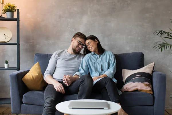 Pareja joven y feliz mirando la cámara. Hombre y mujer son felices . — Foto de Stock