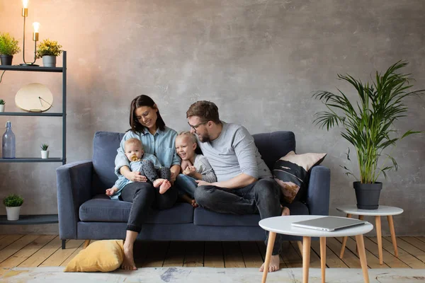 Jovem família brincando juntos no sofá. família feliz. conforto em casa . — Fotografia de Stock