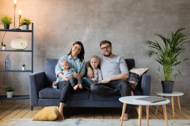 Genç Aile Koltukta Birlikte Oynuyor. Mutlu bir aile. ev konforu.