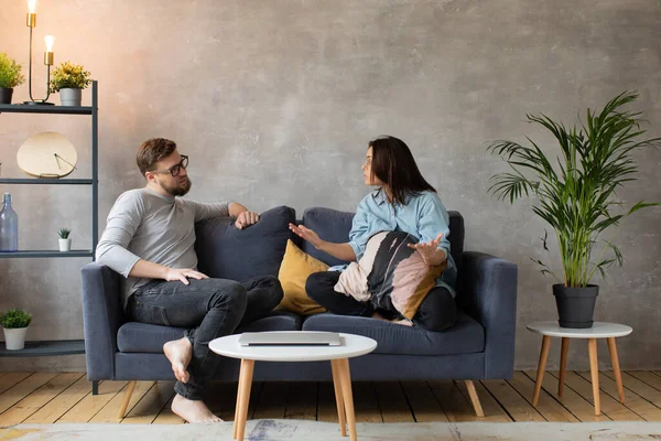 Pareja joven discutiendo en el sofá en casa. La esposa le grita a su marido. Vídeo social. Agresión, represión . — Foto de Stock