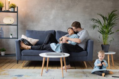 Genç Aile Koltukta Birlikte Oynuyor. Mutlu bir aile. ev konforu.