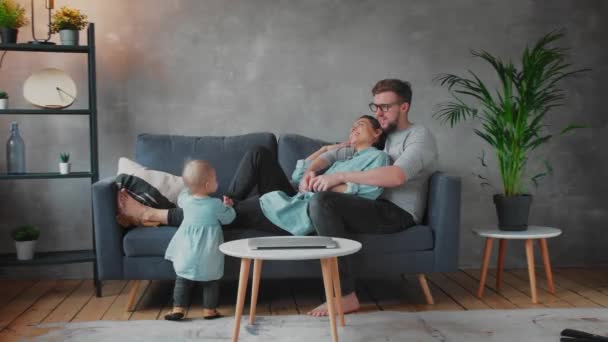 Jonge familie speelt samen op de bank. Een gelukkig gezin. comfort thuis. — Stockvideo