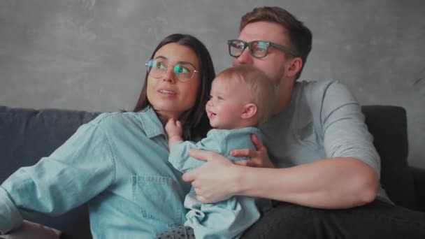 Junge Familie spielt zusammen auf dem Sofa. glückliche Familie. Wohnkomfort. — Stockvideo