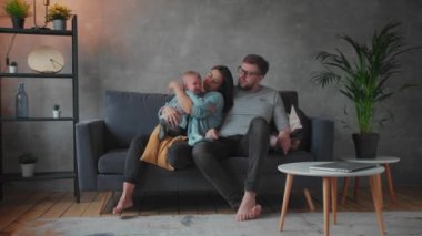 Genç Aile Koltukta Birlikte Oynuyor. Mutlu bir aile. ev konforu.