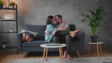 Genç Aile Koltukta Birlikte Oynuyor. Mutlu bir aile. ev konforu.