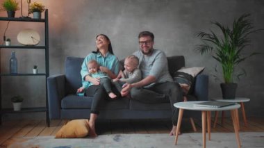 Genç Aile Koltukta Birlikte Oynuyor. Mutlu bir aile. ev konforu.
