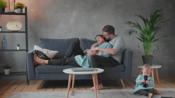 Jovem família brincando juntos no sofá. família feliz. conforto em casa . — Vídeo de Stock
