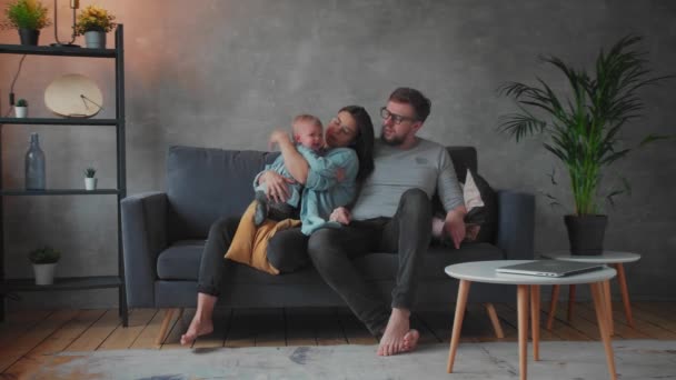 Joven familia jugando juntos en el sofá. familia feliz. comodidad en el hogar . — Vídeos de Stock
