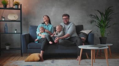 Genç Aile Koltukta Birlikte Oynuyor. Mutlu bir aile. ev konforu.
