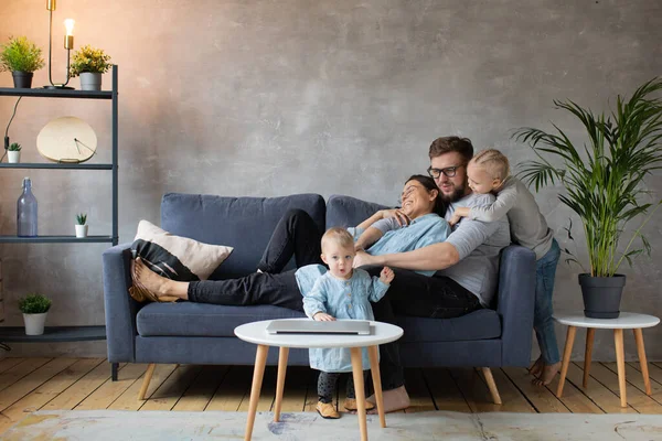 Joven familia jugando juntos en el sofá. familia feliz. comodidad en el hogar . — Foto de Stock