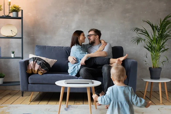 Joven familia jugando juntos en el sofá. familia feliz. comodidad en el hogar . — Foto de Stock