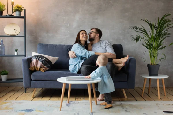 Jovem família brincando juntos no sofá. família feliz. conforto em casa . — Fotografia de Stock