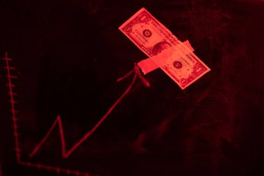 Tahtaya dolar büyüme grafiği çizilmiş. Yatırım kavramları ve ilgi alanları iş büyümesi. Dolardan oluşan yükselen grafik.
