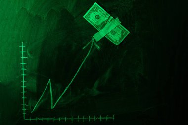 Tahtaya dolar büyüme grafiği çizilmiş. Yatırım kavramları ve ilgi alanları iş büyümesi. Dolardan oluşan yükselen grafik.
