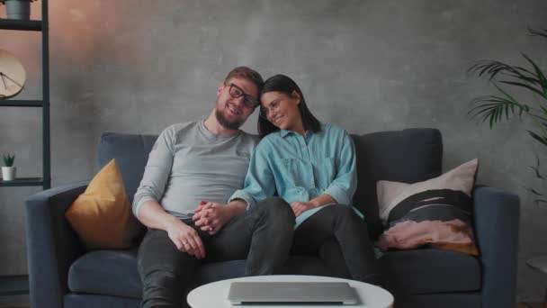 Щаслива молода пара дивиться на камеру. Чоловік і жінка щасливі . — стокове відео