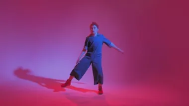 Stüdyoda renkli neon bir arka planda dans eden zarif genç bir kız. Müzik dj poster tasarımı.