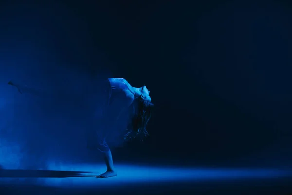 Jong stijlvol meisje dansend in de Studio op een gekleurde neon achtergrond. Klassieke danser. — Stockfoto