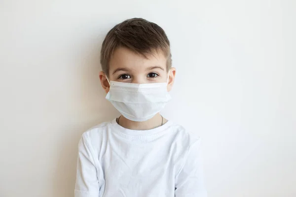 Concepto de cuarentena por coronavirus. Niño enmascarado. Protección contra virus, infección. Salud. Diseño del póster del virus médico — Foto de Stock