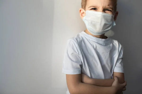 Concepto de cuarentena por coronavirus. Niño enmascarado. Protección contra virus, infección. Salud. Diseño del póster del virus médico — Foto de Stock