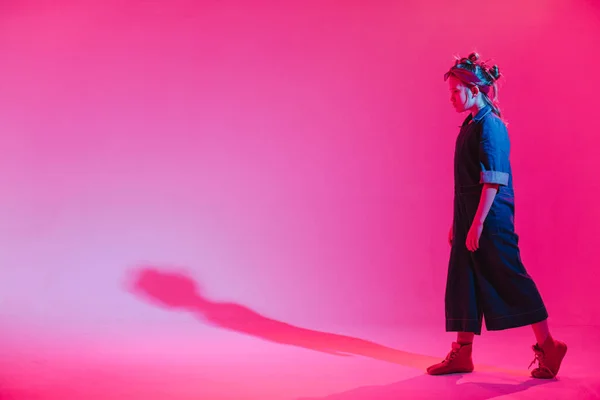 Menina elegante jovem dançando no estúdio em um fundo de néon colorido. Design de cartaz dj música . — Fotografia de Stock