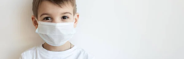 Koronavirüs karantinası kavramı. Maskeli çocuk. Virüse karşı koruma, enfeksiyon. Sağlığa. Tıbbi virüs poster tasarımı — Stok fotoğraf
