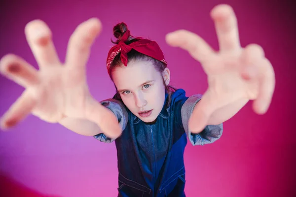 Joven chica con estilo en el estudio sobre un fondo de neón de color. Diseño de póster de música dj. Retrato de una joven bailarina . —  Fotos de Stock