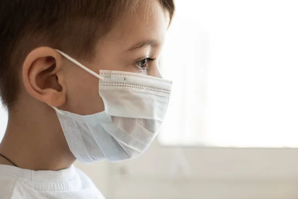 Concepto de cuarentena por coronavirus. Niño enmascarado. Protección contra virus, infección. Salud. Diseño del póster del virus médico —  Fotos de Stock