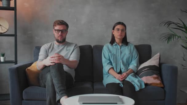 若い夫婦が心理学者と一緒にソファに座っています.家族問題. — ストック動画