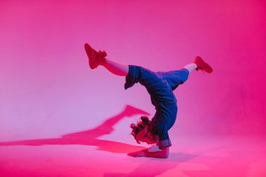 Stüdyoda renkli neon bir arka planda dans eden zarif genç bir kız. Müzik dj poster tasarımı.