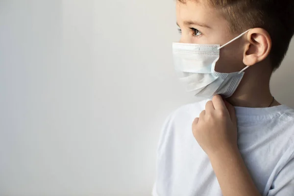 Concepto de cuarentena por coronavirus. Niño enmascarado. Protección contra virus, infección. Salud. Diseño del póster del virus médico —  Fotos de Stock