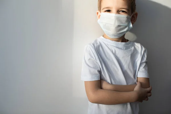 Concepto de cuarentena por coronavirus. Niño enmascarado. Protección contra virus, infección. Salud. Diseño del póster del virus médico — Foto de Stock