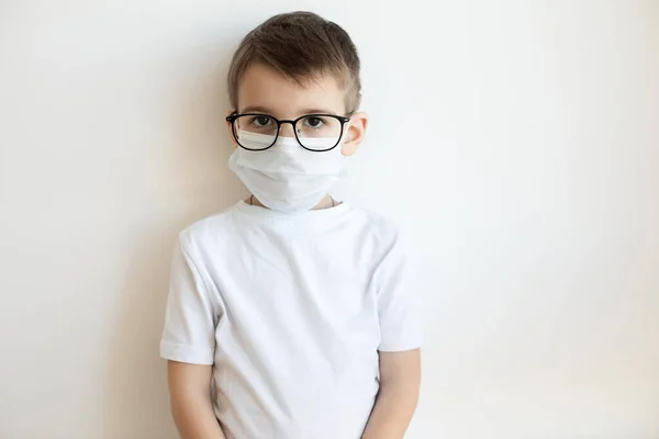 Concepto de cuarentena por coronavirus. Niño enmascarado. Protección contra virus, infección. Salud. Diseño del póster del virus médico — Foto de Stock