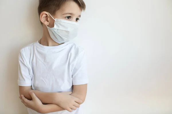 Concepto de cuarentena por coronavirus. Niño enmascarado. Protección contra virus, infección. Salud. Diseño del póster del virus médico — Foto de Stock