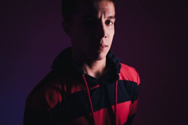 Jumperlı Genç Adam Stüdyoda Çağdaş Dans Ediyor. Breakdance. Dans okulu posteri. Uzayı kopyala Savaş yarışması duyurusu. Pembe ve Mavi Arkaplan.