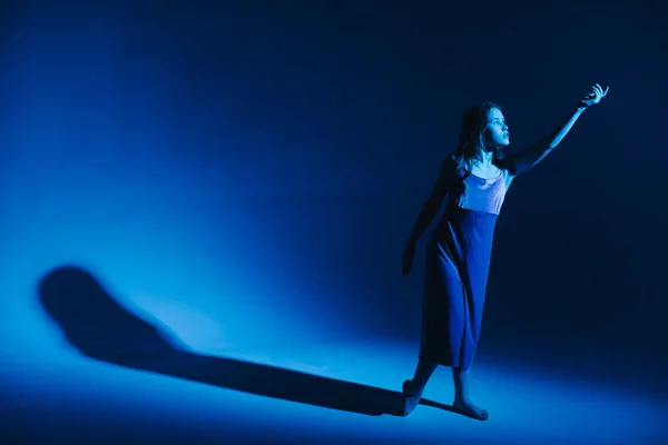 Joven chica elegante bailando en el estudio sobre un fondo de neón de color. Bailarina clásica . — Foto de Stock