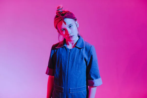 Mladá stylová dívka v ateliéru na barevném neonovém pozadí. Design hudebního plakátu DJ. Portrét mladé dívky tanečnice. — Stock fotografie