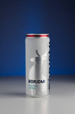 Nizhniy Novgorod Rusya, 14 Nisan 2020. Borjomi maden suyu, metal kutu, mavi yalıtımlı arka plan, yepyeni.
