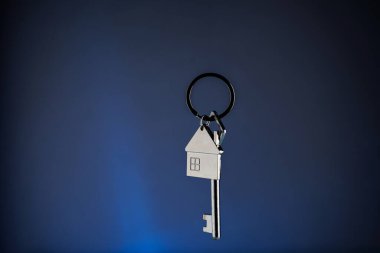 Mavi arkaplanda bir tuşa yakın çekim